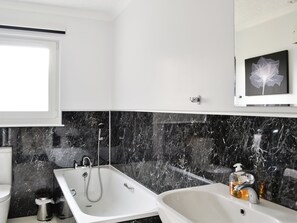 A bathroom with a bathtub, a shower, a toilet, and a sink. - 4 bedroom accommodation in Carrbridge (Carrbridge)
