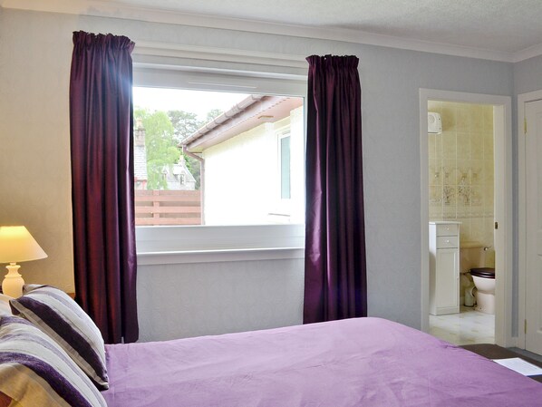 4 bedrooms, free WiFi, bed sheets - 4 bedroom accommodation in Carrbridge (Carrbridge)