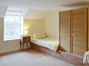 4 bedrooms, free WiFi, bed sheets - 4 bedroom accommodation in Insch near Inverurie (Insch near Inverurie)
