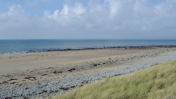 A beach with a rocky shoreline and grassy dunes. - Fron Erch Cottages - 2712 (Abererch, near Pwllheli)