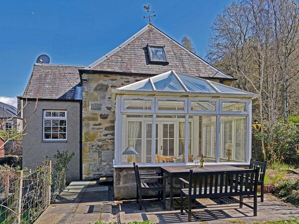 Outdoor dining - 2 bedroom accommodation in Birnam, near Dunkeld (Birnam, near Dunkeld)