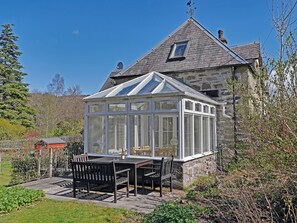 Outdoor dining - 2 bedroom accommodation in Birnam, near Dunkeld (Birnam, near Dunkeld)