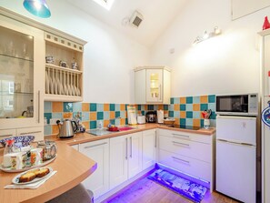 Lavavajillas y trona infantil