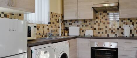 Diskmaskin, barnstol och grytor/köksredskap