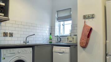 Barnstol och grytor/köksredskap