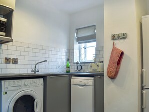 Syöttötuoli, keittoastiat/astiat/ruokailuvälineet