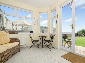 Een televisie en een open haard