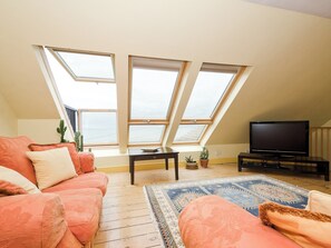 Een televisie en een open haard