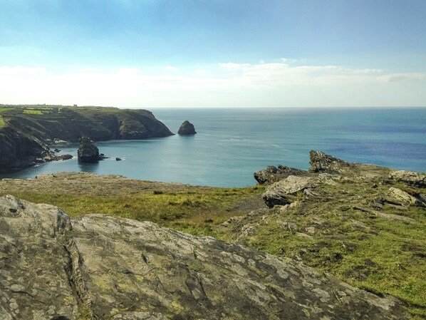 A coastal landscape with rocky terrain and a view of the sea. - 2 bedroom accommodation in Trebarwith, near Delabole (Trebarwith, near Delabole)