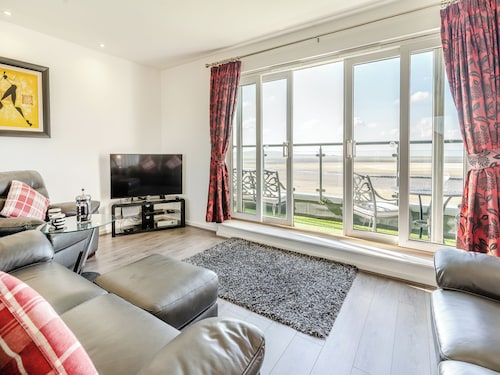 3 bedroom accommodation in Llanelli