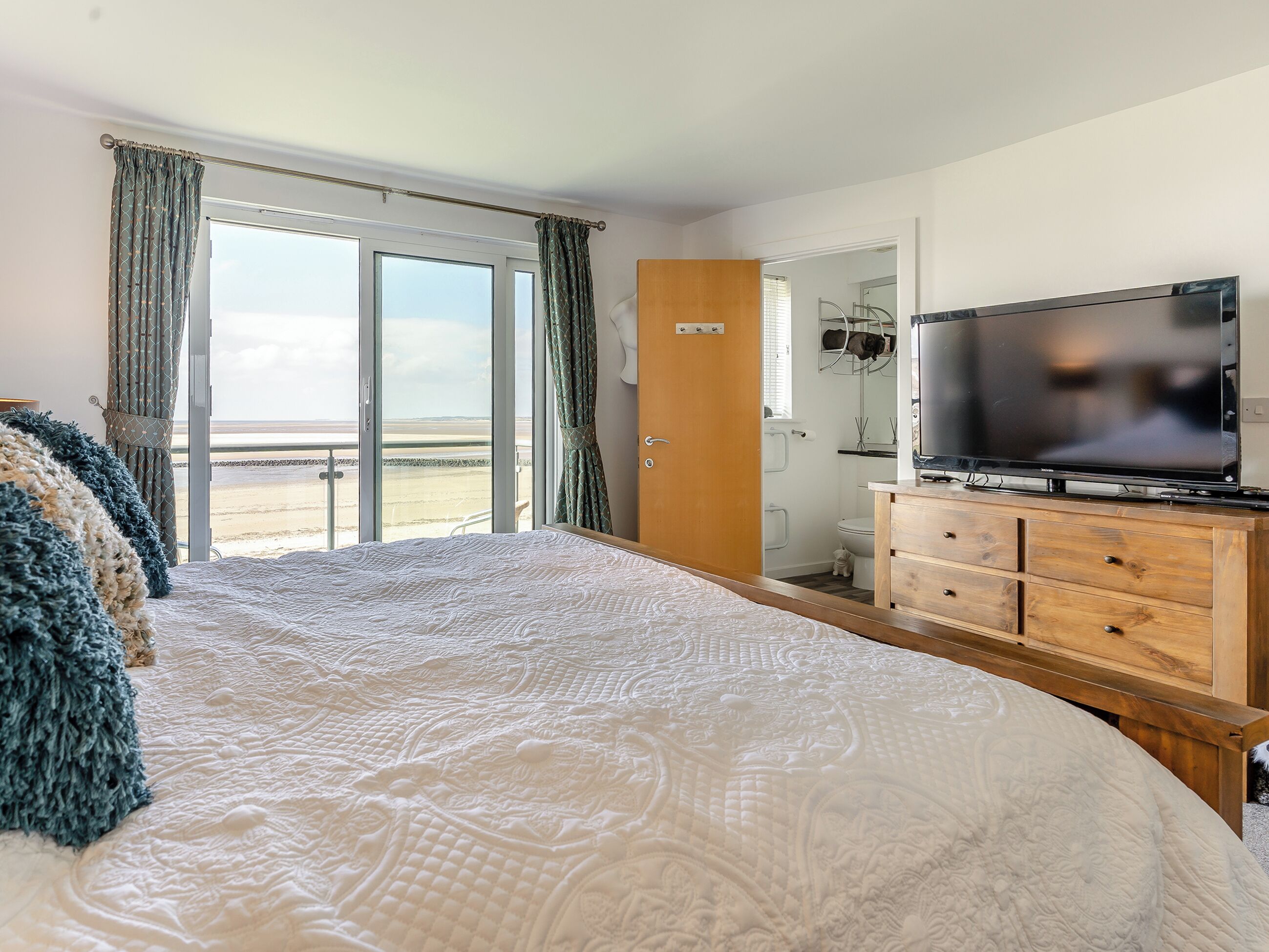 3 bedrooms, free WiFi, bed sheets