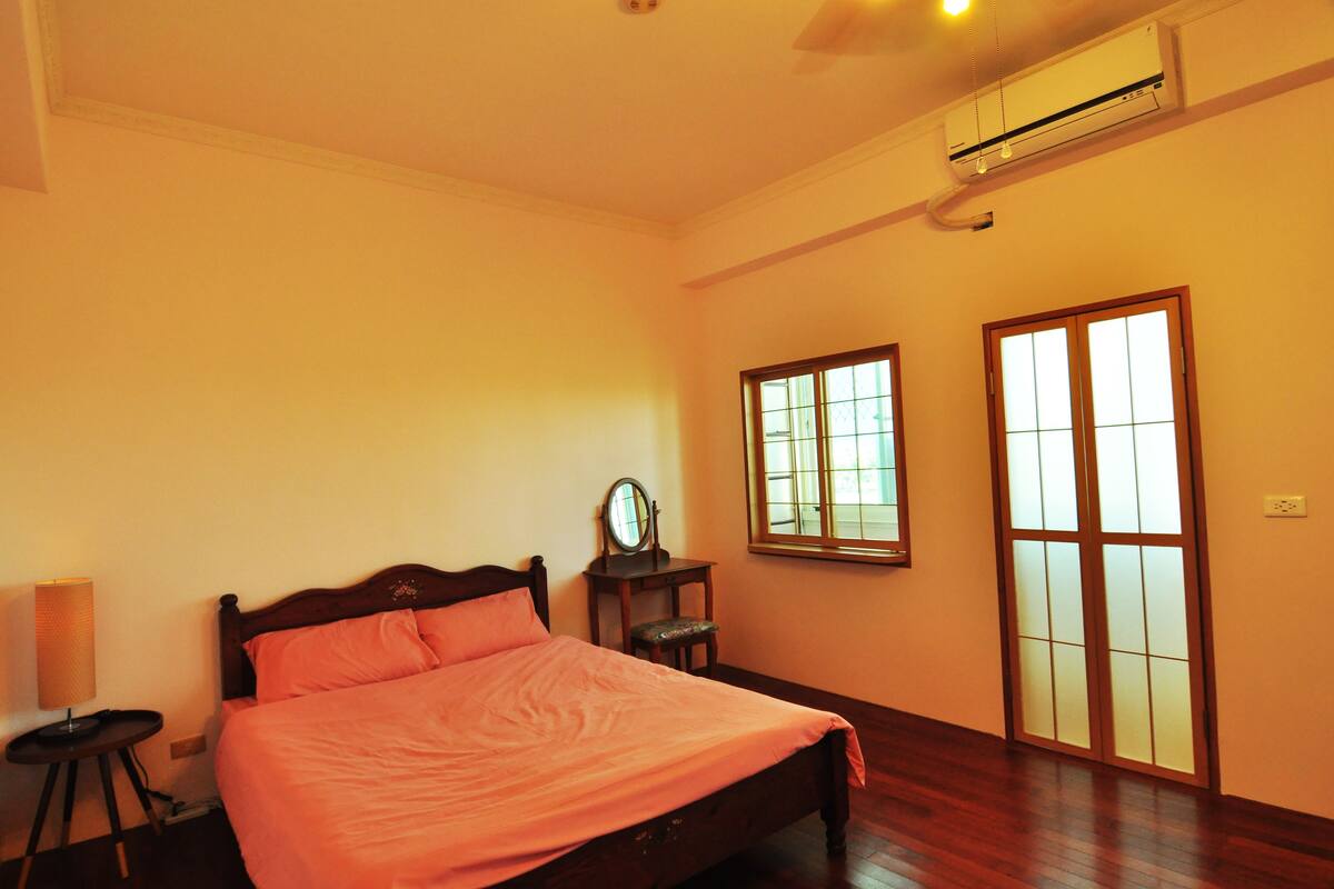 Rollaway beds, free WiFi, bed sheets