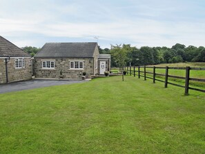 Property grounds - Cherry Blossom Cottage (Kettlesing near Harrogate)