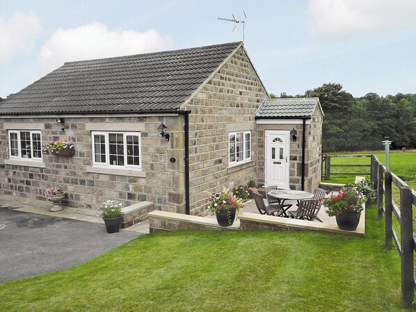 Outdoor dining - Cherry Blossom Cottage (Kettlesing near Harrogate)