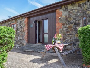 Outdoor dining - 3 bedroom accommodation in Brighstone (Brighstone)