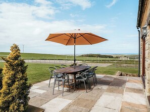 Outdoor dining - 4 bedroom accommodation in Sneatonthorpe, near Whitby (Sneatonthorpe, near Whitby)