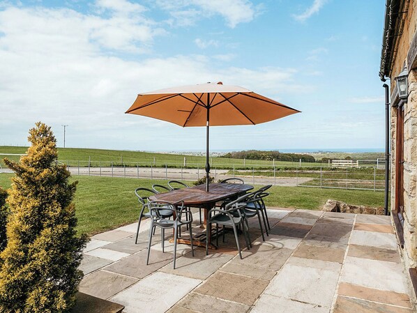 Outdoor dining - 4 bedroom accommodation in Sneatonthorpe, near Whitby (Sneatonthorpe, near Whitby)
