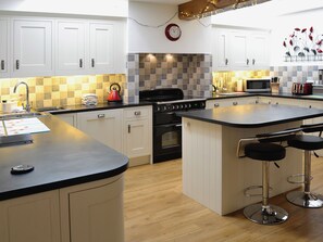 Lavavajillas y trona infantil