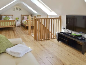 2 bedrooms, free WiFi, bed sheets - 2 bedroom accommodation in Rhostryfan, Caernarfon (Rhostryfan, Caernarfon)