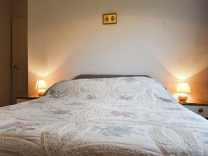 3 bedrooms, bed sheets