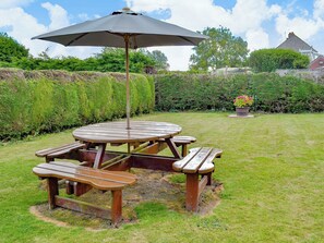 Outdoor dining - 4 bedroom accommodation in Lebberston, near Filey (Lebberston, near Filey)