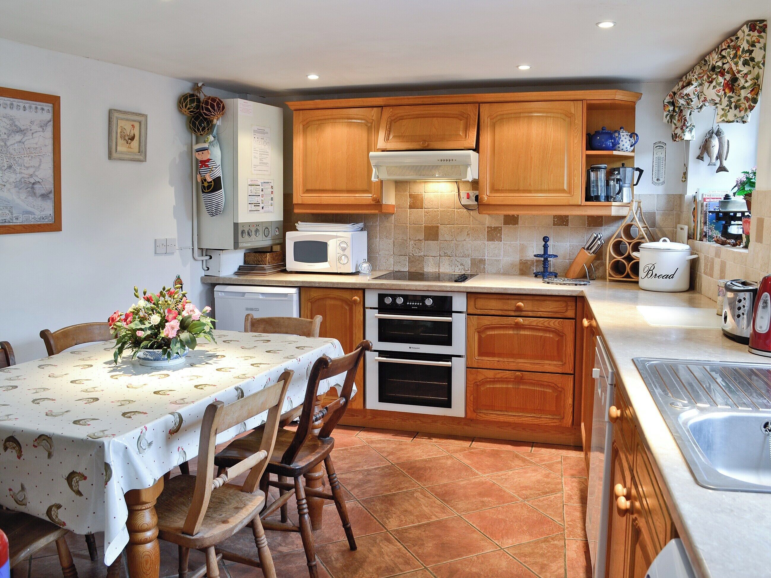 Oppvaskmaskin, kjøkkenutstyr og fryser