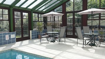 Indendørs pool
