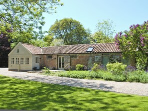 Exterior - Romantic hideaway for couples (and their pets. (Carlton, near Saxmundham)