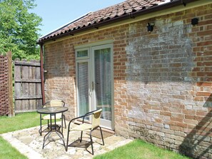 Outdoor dining - Romantic hideaway for couples (and their pets. (Carlton, near Saxmundham)