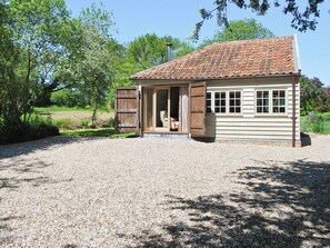 Exterior - Romantic hideaway for couples (and their pets. (Carlton, near Saxmundham)