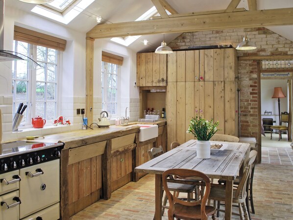 Dishwasher, cookware/dishes/utensils - Romantic hideaway for couples (and their pets. (Carlton, near Saxmundham)