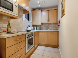Dishwasher, cookware/dishes/utensils - Short breaks available all year. (Keswick)