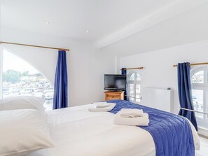 4 bedrooms, free WiFi, bed sheets - 4 bedroom accommodation in Wroxham (Wroxham)