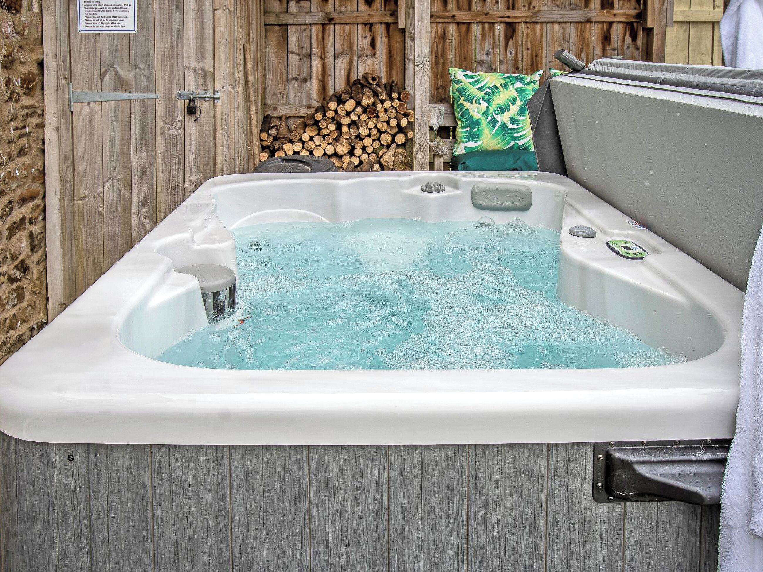 Outdoor spa tub