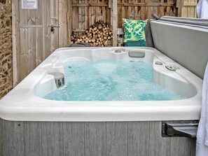 Outdoor spa tub - Ideal for a romantic break in County Durham, with a private garden and hot tub. (Byers Green, near Durham)