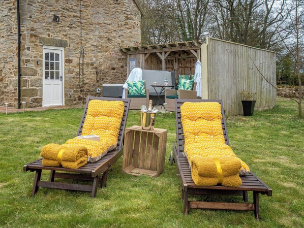 Terrace/patio - Ideal for a romantic break in County Durham, with a private garden and hot tub. (Byers Green, near Durham)