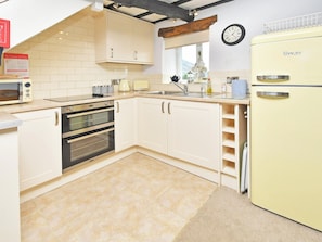 Een kinderstoel, kookgerei, borden en bestek