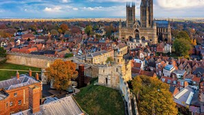 A historic cityscape with a prominent cathedral and surrounding residential buildings. - 2 bedroom accommodation in Gringley-on-the-Hill (Gringley-on-the-Hill)