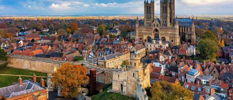 Un paysage urbain d’importance historique, avec une cathédrale imposante et des immeubles résidentiels environnants.