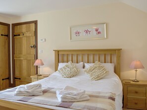 4 bedrooms, free WiFi, bed sheets - 4 bedroom accommodation in Leigh, near Sherborne (Leigh, near Sherborne)