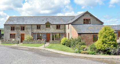 4 bedroom accommodation in Leigh, near Sherborne