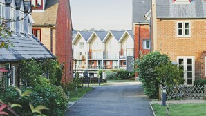 A residential street with houses, a clear sky, and a pathway. - 2 bedroom accommodation in Island Harbour, near Newport (Island Harbour, near Newport)