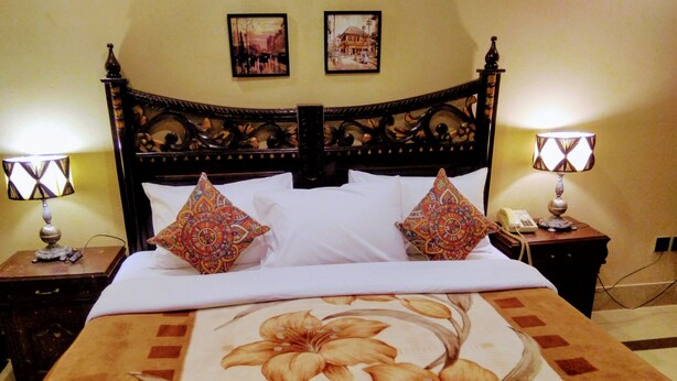 Basic Single Room, 1 King Bed, Non Smoking, Garden View - Hotel pyramid international (Islamabad)