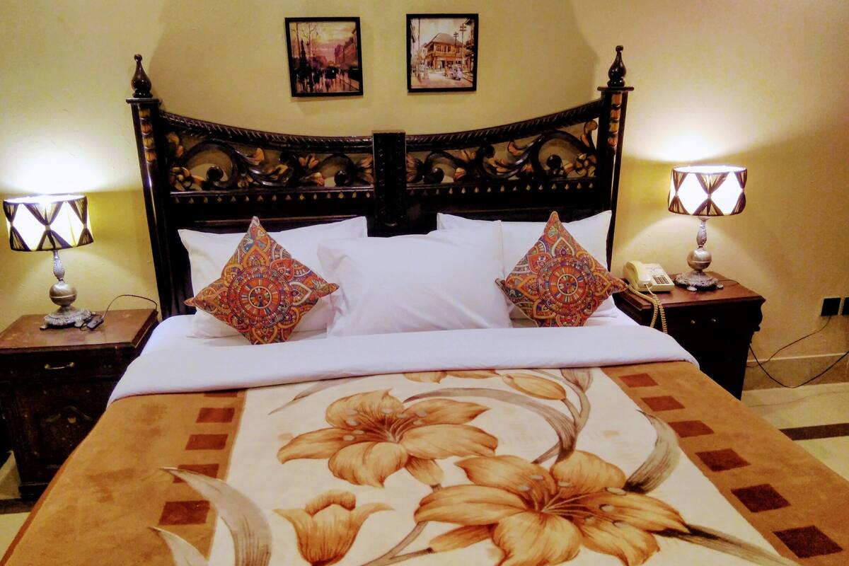 Basic Single Room, 1 King Bed, Non Smoking, Garden View | Iron/ironing board, rollaway beds (surcharge), WiFi (free)