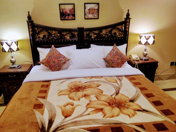 Basic Single Room, 1 King Bed, Non Smoking, Garden View | Individually decorated, individually furnished, iron/ironing board