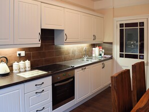 Dishwasher, highchair, freezer - 3 bedroom accommodation in West Burton, near Leyburn (West Burton, near Leyburn)