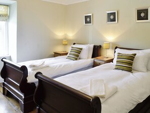 3 bedrooms, free WiFi, bed sheets - 3 bedroom accommodation in West Burton, near Leyburn (West Burton, near Leyburn)