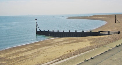 3 bedroom accommodation in Felixstowe Ferry