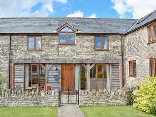3 bedroom accommodation in Leigh, near Sherborne