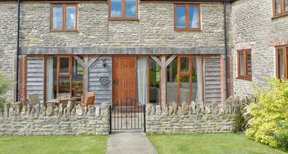 3 bedroom accommodation in Leigh, near Sherborne